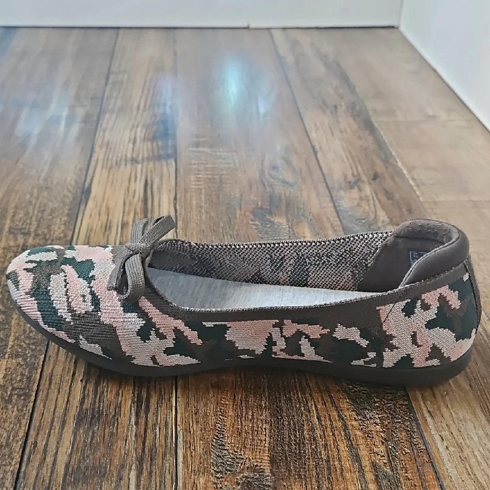 New Cloudsteppers by Clarks. Pink,Olive,White Camo Patterned Flats W/ Bow (Sz.8)